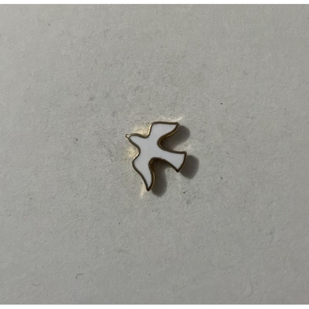 Vintage Flying White Bird Gold Tone Trim Lapel Hat Pin Enamel Birdie USA